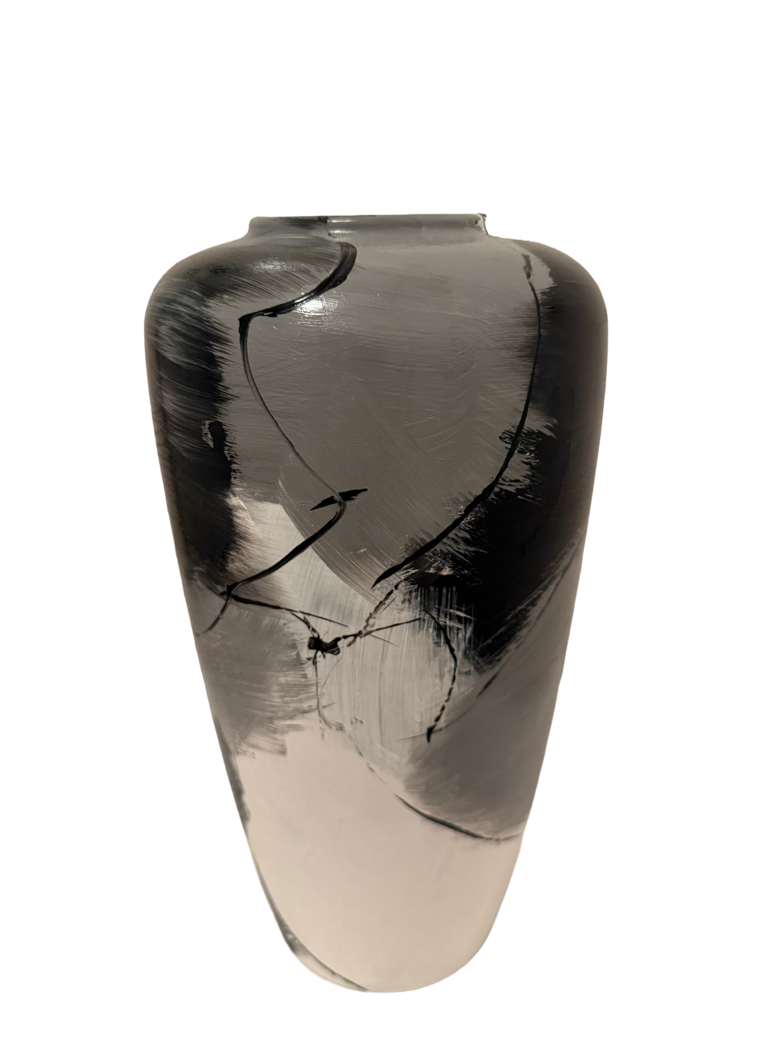 Sort-hvid vase med original abstrakt håndbemaling af den danske billedkunstner Anitta Jonas. Sorte, hvide og diskrete grå nuancer med fine linjer skabt med en fasanfjer. Selve vasen er ikke fremstillet af kunstneren.