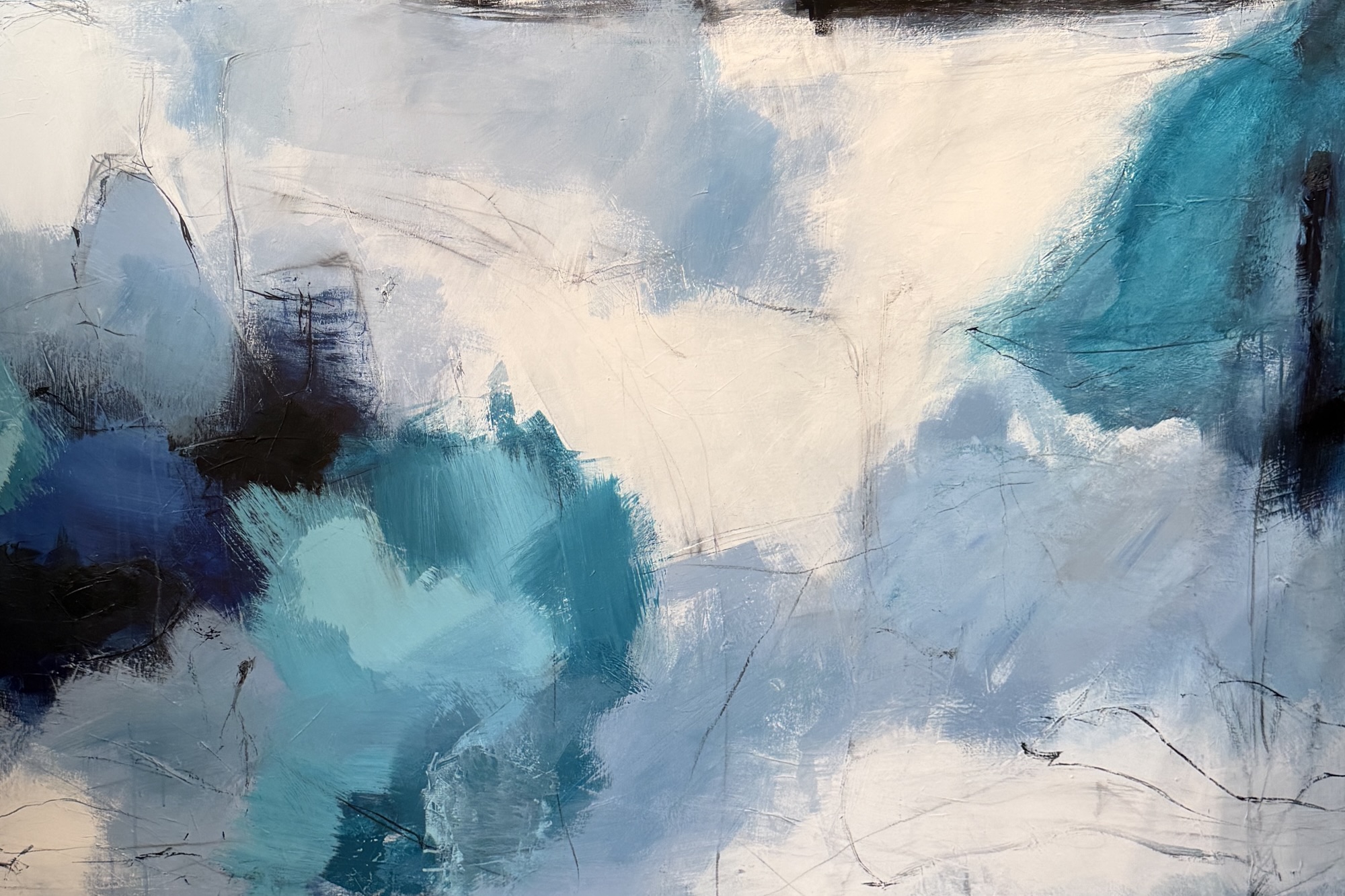 The blues and turquoise brought a lightness that seemed to grow with every layer, while traces of darker tones gave the painting depth and contrast. It is a painting to get lost in — a space where the eye can wander, move through the layers and sink deeper into the colours. Despite its depth, there is a feeling of openness and freedom, as if nothing is holding you back.